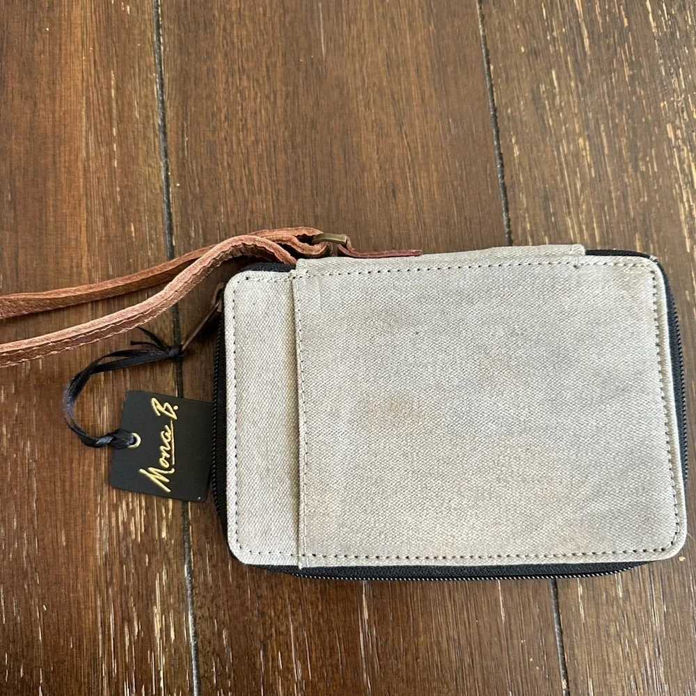 Mona B. Sea side wristlet